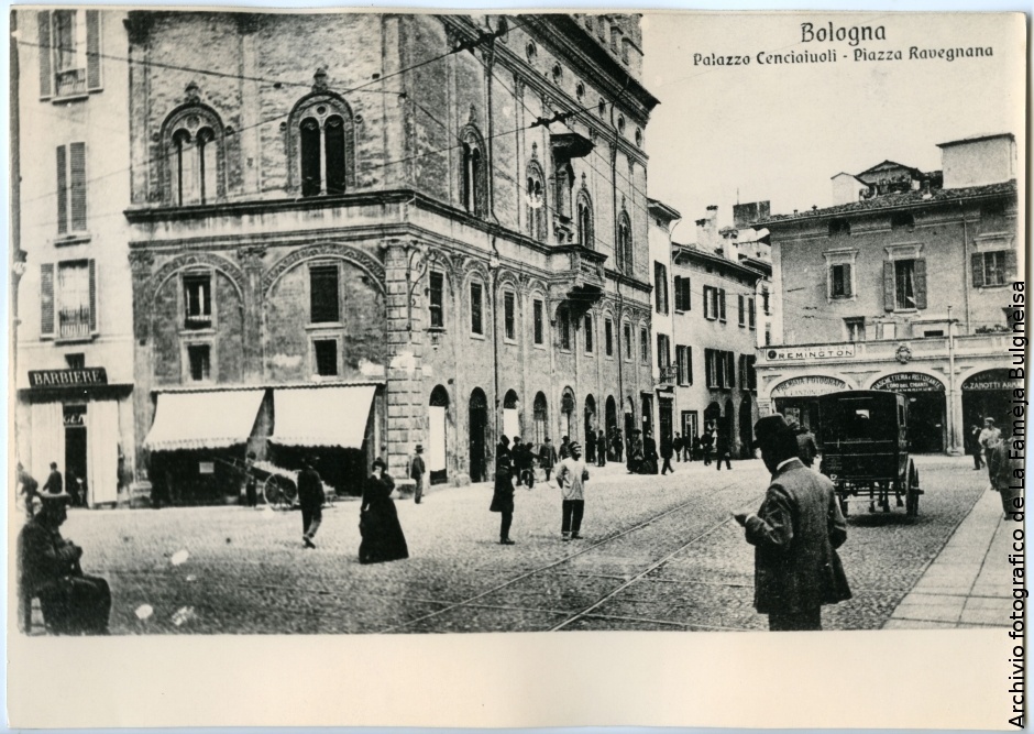 Piazza di Porta Ravegnana a Bologna